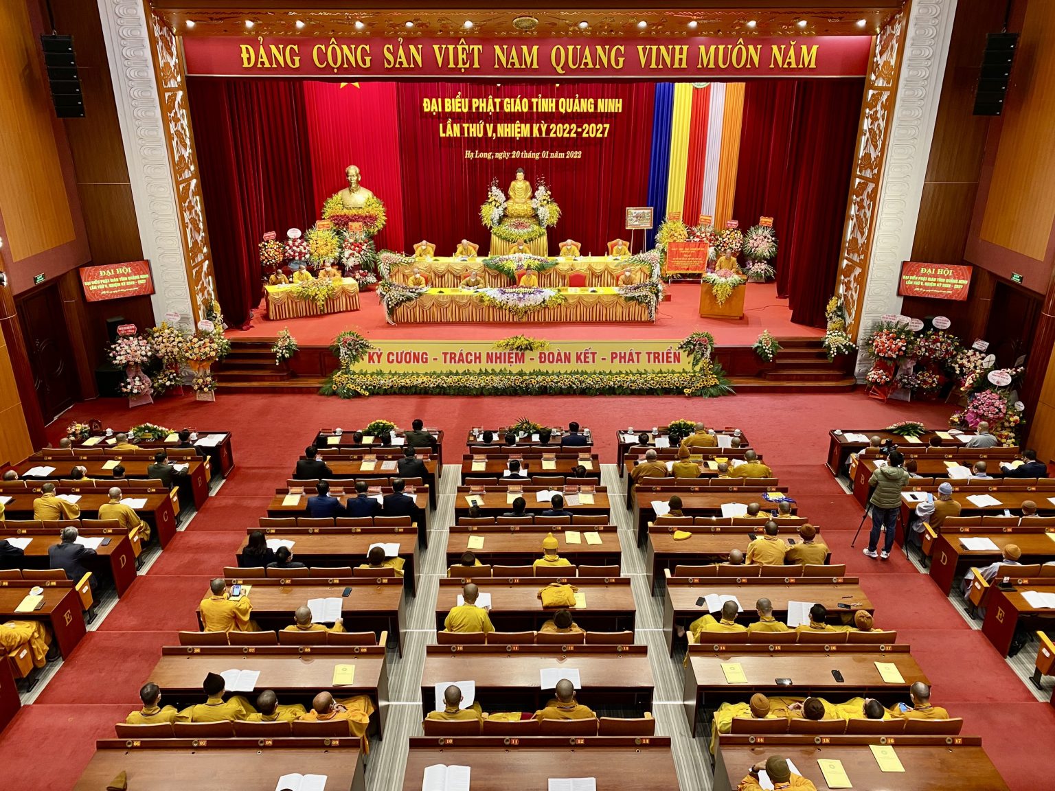 Tăng ni, Phật tử thị xã Đông Triều tham gia Công tác bầu cử đại biểu Quốc hội khóa XV, HĐND các cấp nhiệm kỳ 2021 - 2026, góp phần xây dựng hệ thống chính quyền các cấp vững mạnh 