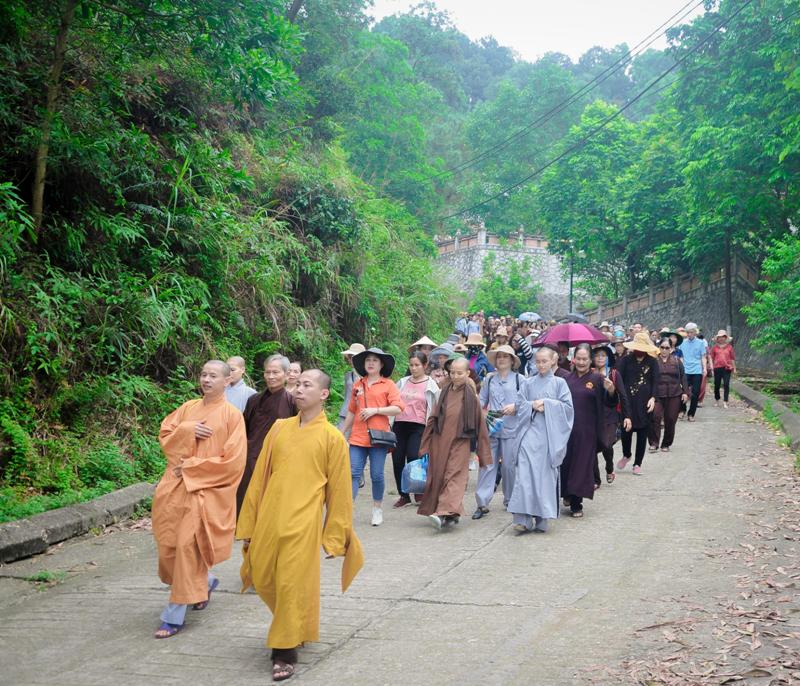 Đoàn Phật tử Quảng Ninh cúng dàng trường hạ Học viện PGVN tại Hà Nội, thăm quan và tìm hiểu một số di tích như chùa Non Nước, Đền Gióng, Đền Bà Chúa Kho 