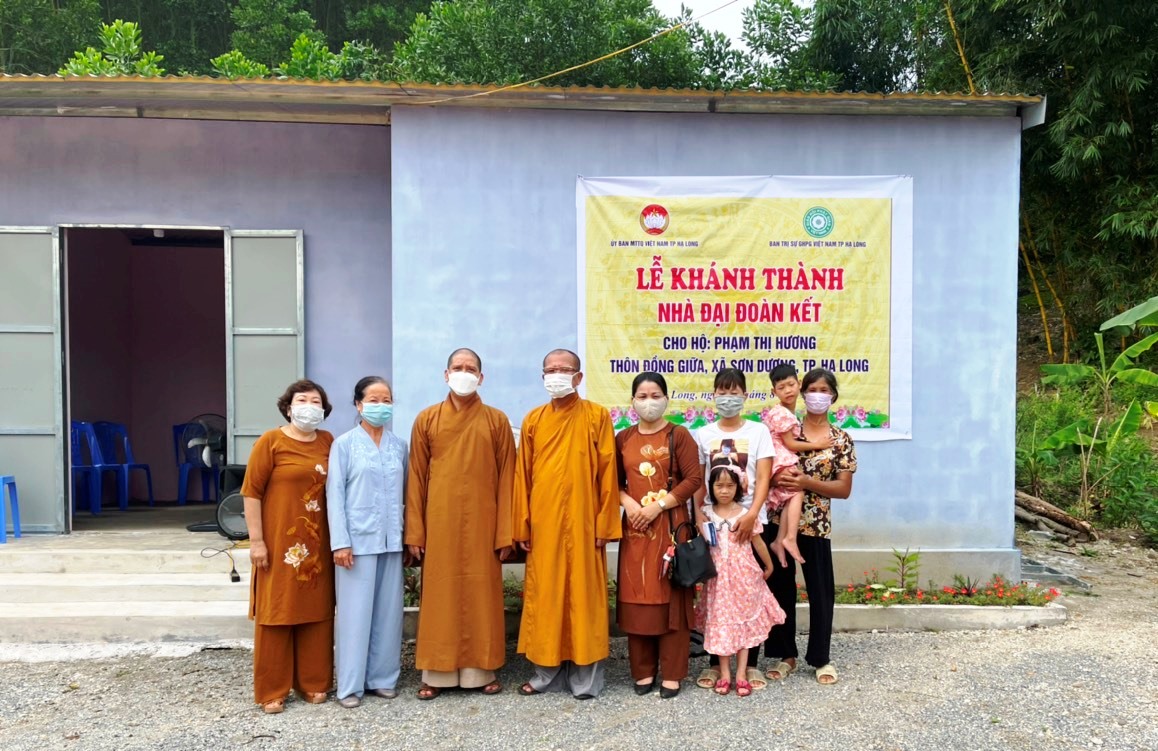 Ban Trị sự Phật giáo Hạ Long bàn giao nhà đại đoàn kết cho hộ nghèo và hỗ trợ 36 triệu đồng cho các cháu tàn tật 