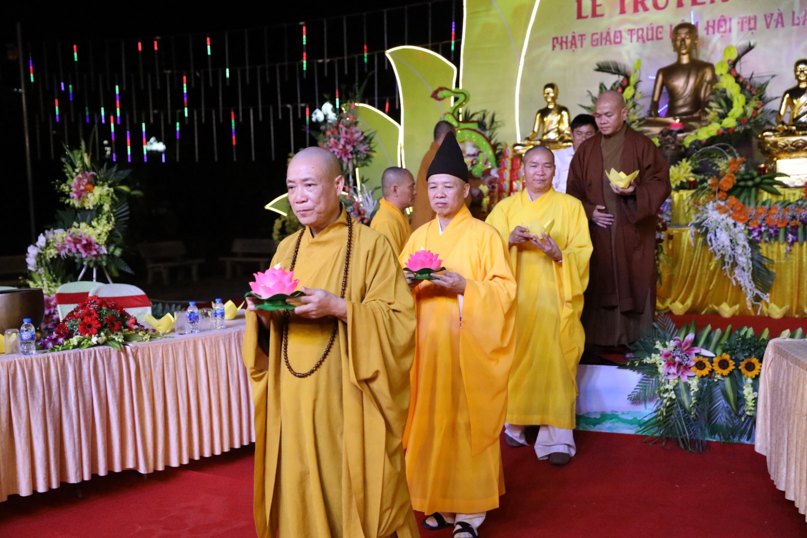 Trang nghiêm đêm hội hoa đăng “Phật giáo Trúc Lâm hội tụ và lan tỏa” 