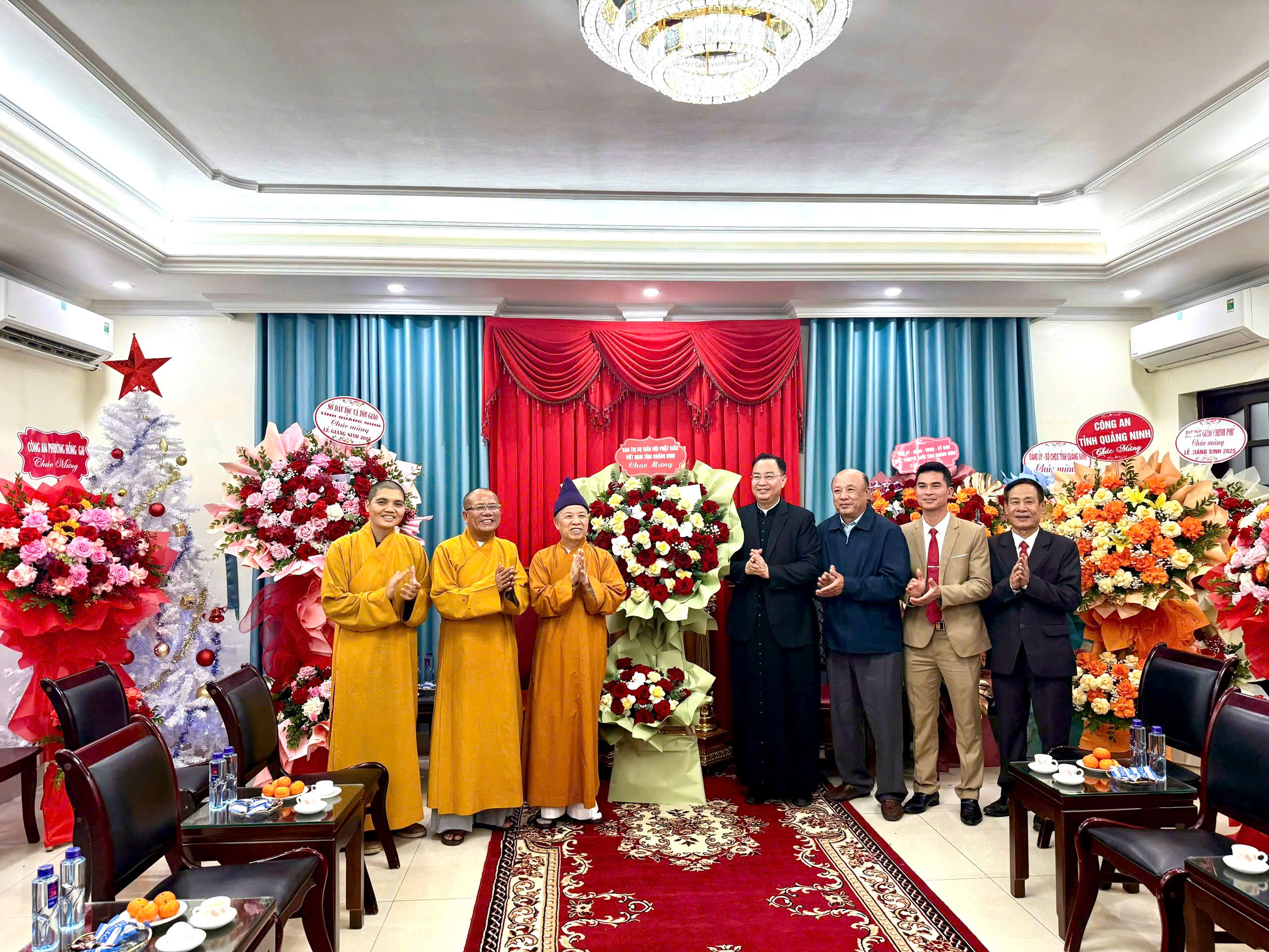 Ban Trị sự Phật giáo tỉnh Quảng Ninh tới thăm và chúc mừng Giáng sinh tại giáo xứ Hòn Gai 