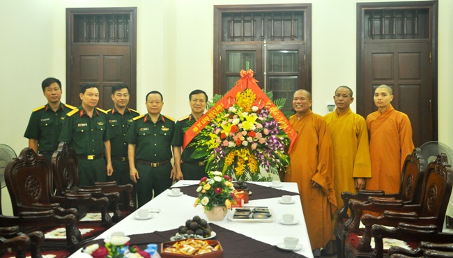 Bộ Tư lệnh quân khu 3 tới thăm và chúc mừng Phật đản BTS Phật giáo tỉnh 