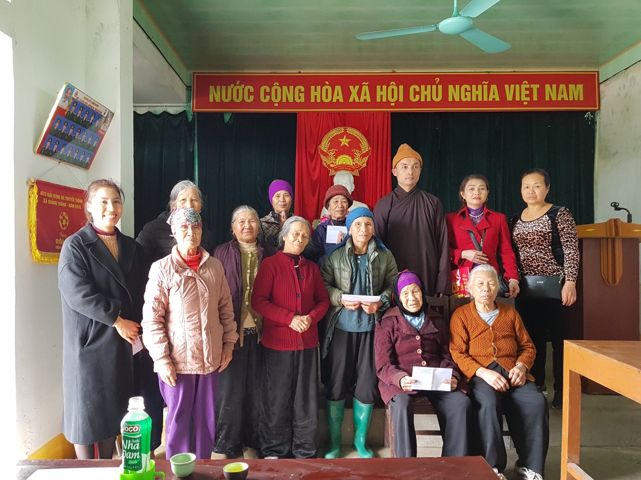 Chùa Hải Hà trao quà từ thiện cho các gia đình Phật tử nghèo trên địa bàn huyện 