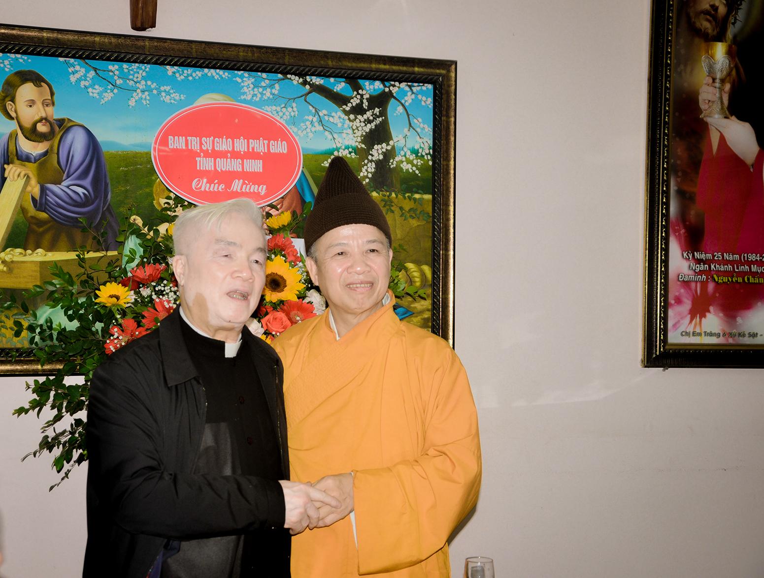 Ban Trị sự Phật giáo tỉnh Quảng Ninh tới thăm và chúc mừng Giáng sinh tại các nhà thờ trong tỉnh 