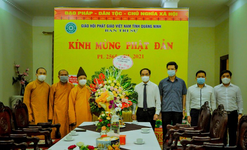 Lãnh đạo Bộ Nội vụ và Ban Tôn giáo Chính phủ chúc mừng Phật đản Ban Trị sự Phật giáo tỉnh Quảng Ninh 