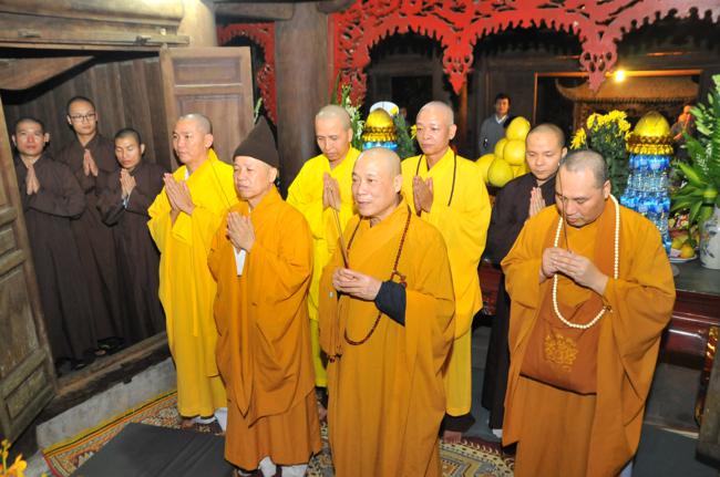 Video: Khóa lễ nhiễu tháp Tưởng niệm 710 năm Đức vua Phật Hoàng Trần Nhân Tông nhập niết bàn 