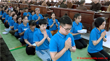 Nhóm từ thiện Huệ Thảo - đạo tràng Pháp Đăng tỉnh Quảng Ninh cúng dường trai tăng tại Học viện Phật giáo Việt Nam
